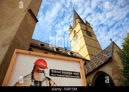 Zweisprachige Bauschild. Hier beginnt Hermannstadt. Bei der evangelischen Kirche in der Altstadt von Sibiu, Rumänien Stockfoto