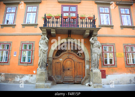 Historisches Sachsen-Haus in der alten Stadt von Sibiu verwendet als Internat und kirchliche Wohnheim, Rumänien Stockfoto