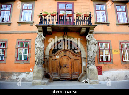 Historisches Sachsen-Haus in der alten Stadt von Sibiu verwendet als Internat und kirchliche Wohnheim, Rumänien Stockfoto