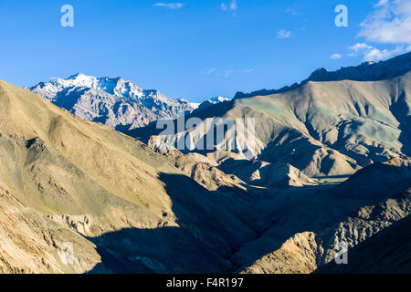 Karge Landschaft, Berge und blauer Himmel unter fotu La, ein Pass auf einer Höhe von 4.108 m über dem Meeresspiegel auf Srinagar - LEH-Highway Stockfoto