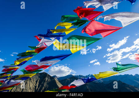 Tibetean Gebetsfahnen sind Wavin im Wind in lamayuru Gompa, ein Kloster in kargen Landschaft gelegen Stockfoto