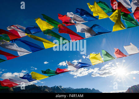 Tibetean Gebetsfahnen sind Wavin im Wind in lamayuru Gompa, ein Kloster in kargen Landschaft gelegen Stockfoto