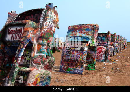 Graffiti bedeckt Cadillacs auf Cadillac Ranch entlang der Route 66 in Texas. Stockfoto