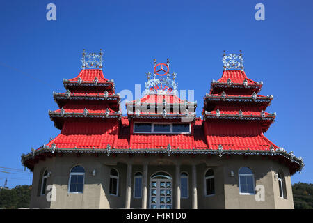 Gypsy Villa, Haus der Zigeunerbaron am Hunedora, typische Metallarbeiten am Dach. Siebenbürgen, Rumänien Stockfoto