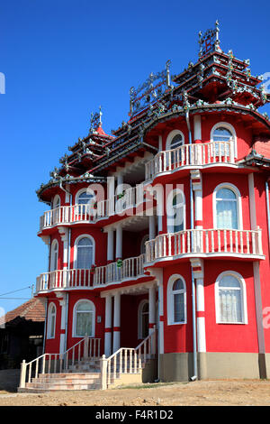 Gypsy Villa, Haus der Zigeunerbaron am Hunedora, typische Metallarbeiten am Dach. Siebenbürgen, Rumänien Stockfoto