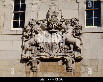 Königliche Wappen am Tower of London, Vereinigtes Königreich Stockfoto