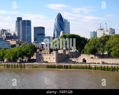 Tower of London und modernen London Skyline der Stadt von Büros der Themse in der Nähe von Tower Bridge Stockfoto