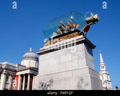 Schiff in einer Flasche-Skulptur auf einem Sockel am Trafalgar Square, London Stockfoto