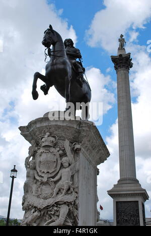 Statue von König Charles I auf dem Rücken der Pferde vor Nelson Säule am Trafalgar Square in London, England Stockfoto