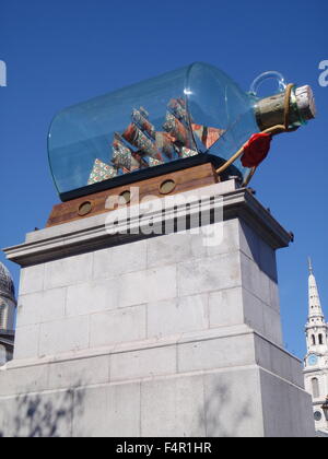 Schiff in einer Flasche-Skulptur auf einem Sockel am Trafalgar Square, London Stockfoto