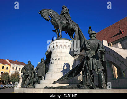 Reiterstatue von Matthias Corvinus, Matthias Rex und The Cluj Michael Church in Cluj-Napoca, Klausenburg, ist die wichtigste exa Stockfoto