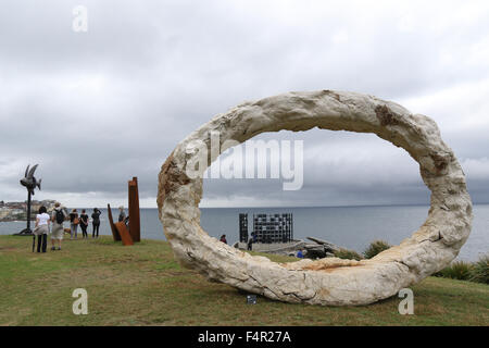 Sydney, Australien. 22. Oktober 2015. Im Bild: Skulptur Nr. 28, 'Open' von Peter Lundberg aus den USA. Erklärung: Während die raue, ursprüngliche und Bio, Werke des Künstlers basieren häufig auf einfache mathematische Formen und Mustern in der Natur gefunden. 107 verschiedene Skulpturen an der 19. jährliche Skulptur Meer Bondi Ausstellung entlang der Spaziergang zwischen Bondi und Tamarama Strände entlang der Küste sehen. Bildnachweis: Richard Milnes/Alamy Live-Nachrichten Stockfoto