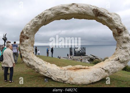 Sydney, Australien. 22. Oktober 2015. Im Bild: Skulptur Nr. 28, 'Open' von Peter Lundberg aus den USA. Erklärung: Während die raue, ursprüngliche und Bio, Werke des Künstlers basieren häufig auf einfache mathematische Formen und Mustern in der Natur gefunden. 107 verschiedene Skulpturen an der 19. jährliche Skulptur Meer Bondi Ausstellung entlang der Spaziergang zwischen Bondi und Tamarama Strände entlang der Küste sehen. Bildnachweis: Richard Milnes/Alamy Live-Nachrichten Stockfoto