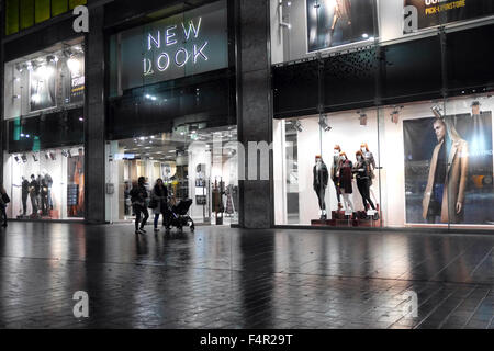 Liverpool One Abend Straßenszene. Käufer nutzen Sie spät in der Nacht öffnen. Stockfoto