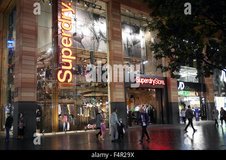 Liverpool One Abend Straßenszene. Käufer nutzen Sie spät in der Nacht öffnen. Stockfoto