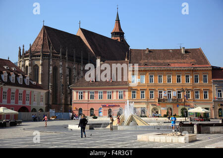 in der Altstädter Rathausplatz mit Blick auf die schwarze Kirche, Biserica Neagra, Brasov, Brasov, Siebenbürgen, Rumänien Stockfoto