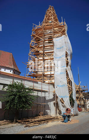 Renovierungsarbeiten auf der UNESCO-Weltkulturerbe, befestigte Kirche von Darjiu, Deutsch oder Ders Doersch, einer Stadt in Harghita Grafschaft Stockfoto