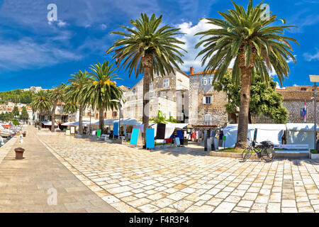 Insel Hvar Palm Waterfront mit alten steinernen Architektur und Gehweg, Dalmatien, Kroatien Stockfoto