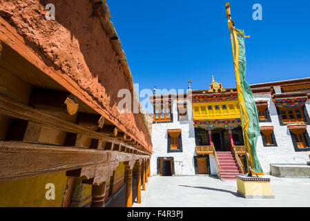 Die Gebäude von likir Gompa, ein Kloster auf einem Hügel in kargen Landschaft gelegen Stockfoto