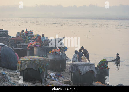 Agra, Indien-März 07, 2015:Dhobi Ghat ist eine bekannte Open-Air-Waschsalon in Fluss Yamuna, Agra. Die Unterlegscheiben, lokal bekannt als Dh Stockfoto