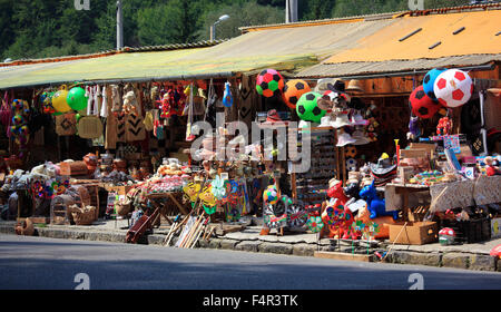 Straße-Kiosk, mit Spielzeug, Gartenzwerge und Souvenirs in Sinaia, Muntenia, Rumänien Stockfoto