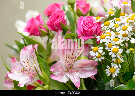 Detailansicht von Lilien, Rosen und Kamillen bouquet Stockfoto