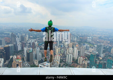 Kuala Lumpur, Malaysia-September 30, 2011: A BASE Jumper in Sprüngen aus aus Kuala Lumpur Tower. KL-Tower-BASE-Jump ist ein annuall Stockfoto