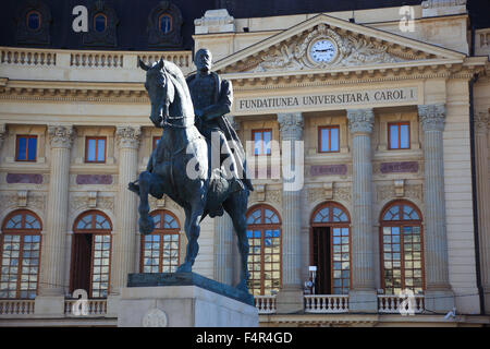 Universitätsbibliothek mit Reiterstandbild von Carol I, Bukarest, Rumänien Stockfoto