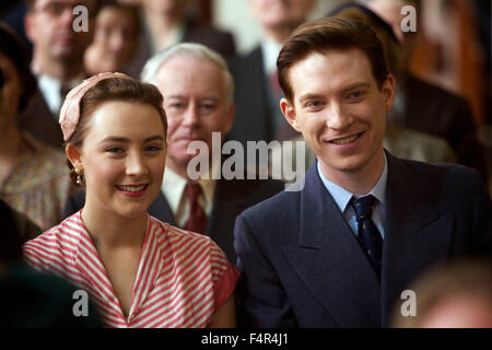 Brooklyn ist ein historischer Historiendrama 2015-Film unter der Regie von John Crowley und geschrieben von Nick Hornby, basierend auf Colm Tóibín Roman mit dem gleichen Namen.  Dieses Foto ist nur zu redaktionellen Zwecken und unterliegen dem Copyright von der Filmgesellschaft und/oder der Fotograf von dem Film oder der Firma zugeordnet und kann nur durch Veröffentlichungen im Zusammenhang mit der Förderung der oben genannten Film reproduziert werden. Eine obligatorische Gutschrift auf die Filmgesellschaft ist erforderlich. Der Fotograf sollte auch angerechnet werden, wenn bekannt. Stockfoto