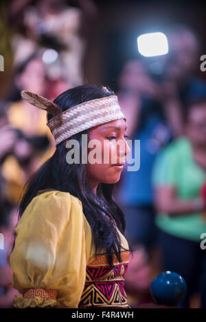 Palmas, Brasilien. 21. Oktober 2015. Kuna-Frau führt einen traditionellen Tanz bei den ersten internationalen indigenen spielen in der Stadt von Palmas, Bundesstaat Tocantins, Brasilien. Die Spiele beginnen offiziell mit einer feierlichen Eröffnung am Freitag, den 23. Oktober. Bildnachweis: Sue Cunningham fotografischen/Alamy Live-Nachrichten Stockfoto