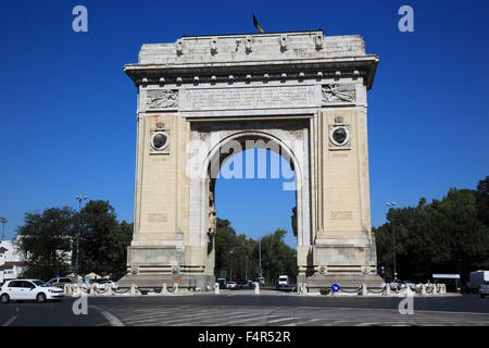 Arcul de Triumf ist ein Triumphbogen befindet sich im nördlichen Teil von Bukarest auf der Kiseleff-Straße Stockfoto