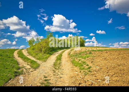 Weg Kreuzung Blick auf die Landschaft in grüner Natur, Kreuz auf dem Hügel, Prigorje landwirtschaftlich geprägten Region Kroatiens Stockfoto