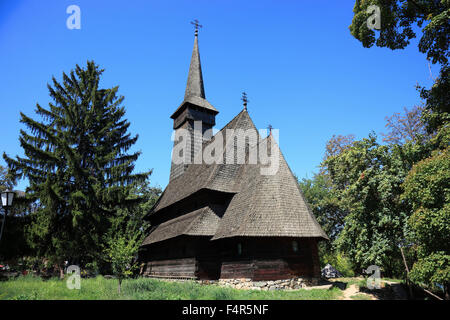 Das Muzeul Satului, Dorfmuseum, ein Freilichtmuseum in Bukarest, hier eine Holzkirche aus Dragomiresti, Maramures Stockfoto