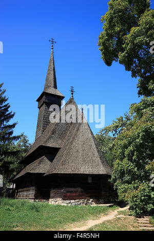 Das Muzeul Satului, Dorfmuseum, ein Freilichtmuseum in Bukarest, hier eine Holzkirche aus Dragomiresti, Maramures Stockfoto