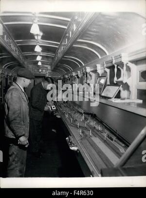 1955 - Fahrer W. E. Hafen von Melton Constable, Norfolk, mit dem Track-Controller, so dass zwei Züge auf der gleichen Strecke zur gleichen Zeit unabhängig betrieben werden können. Dieser Trainer wurde ursprünglich erbaut im Jahre 1899 - während der Paris Ausstellung - und ist einer der Yhree Trainer seiner Art. Es diente als eine Directric Beleuchtung durch die great central Railway. Eisenbahner lernen und üben in Miniatur Eisenbahn.: Jungen aller Altersstufen von 6 bis 60 Liebe Miniatur Züge, auch diejenigen deren regulären Job arbeitet auf der Schiene. In einer Eisenbahn Abstellgleis am Norwich Bahnhof ist ein Trainer in einer elektrischen Schweißbänder installiert ist Stockfoto