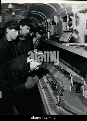 1955 - Schüler und Eisenbahnern sehen Anthuskasti Cally Züge Rennen nach oben und unten drei Spuren. die Eisenbahn, die in eine perfekte Miniatur in einem Reisebus, erbaut im Jahre 1899 während der Paris Ausstellung eingerichtet ist. Eisenbahner lernen und üben auf Miniatur-Eisenbahn. Jungen aller Altersstufen von 6 bis 60 Liebe Miniatur Züge, auch diese deren regulären Job auf der Schiene läuft. in einer Eisenbahn installiert Abstellgleis Norwich Bahnhof ist ein Trainer, ist eine elektrische Arbeitsmodell mit mehr als 100 Fest von Track, Lokomotiven, Waggons, Wagone, 38 elektrische Signale und 19 Paare von Steckdosen. T Stockfoto