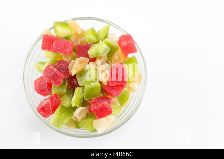 Getrocknete Früchte in einer Schüssel auf weiß Stockfoto