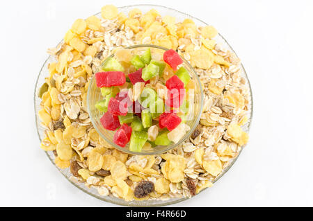 Müsli und getrockneten Früchten in Glasschalen angeordnet Stockfoto