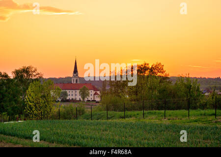 Griechisch-katholische Kathedrale in Krizevci, Kroatien - Blick auf den Sonnenuntergang Stockfoto