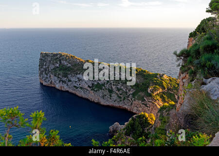 Europa, Spanien, Alicante, Valencia, Ambolo, Calle De La Torre Ambolo, Isla del Descubidor, Steilküste, Panorama, Landschaft, Insel Stockfoto