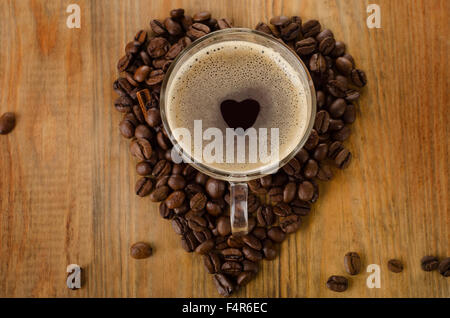 Glastasse Kaffee auf einem hölzernen Hintergrund. Ansicht von oben Stockfoto