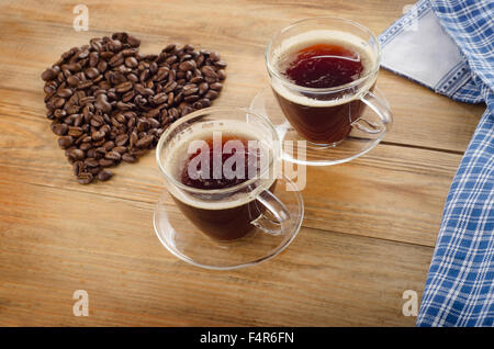 Zwei Glas Tassen Kaffee auf alten hölzernen Hintergrund. Ansicht von oben Stockfoto