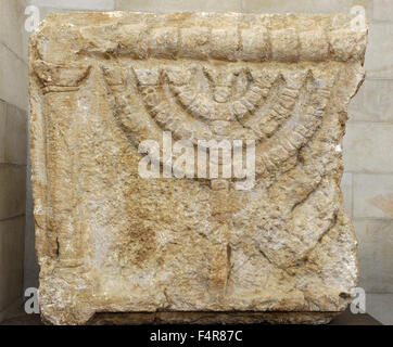 Stein-Stürze mit der Seven-Branched Menorah Synagoge von Eshtemoa verziert. Südliche Hebron Bergregion. 3.-4. Jahrhundert CER. Rockefeller archäologische Museum. Jerusalem. Israel. Stockfoto