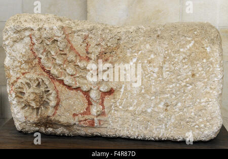 Stein-Stürze mit der Seven-Branched Menorah Synagoge von Eshtemoa verziert. Südliche Hebron Bergregion. 3.-4. Jahrhundert CER. Rockefeller archäologische Museum. Jerusalem. Israel. Stockfoto