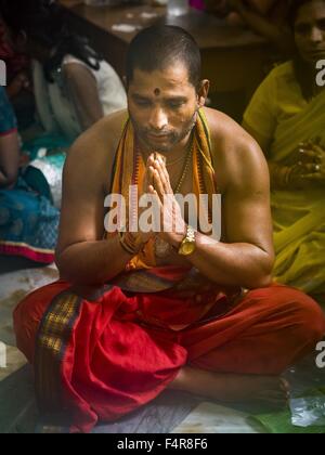 Yangon, Yangon Division, Myanmar. 21. Oktober 2015. Ein Hindu Priester Sri Kali Tempel, ein Hindu-Tempel in zentralen Yangon. Obwohl Myanmar ein buddhistisches Land ist, gibt es eine bedeutende hinduistische Gemeinschaft in den größeren Städten. Viele der Hindus sind Nachfahren der indischen Beamten und Arbeiter, die britischen Kolonisatoren nach Burma gebracht. Bildnachweis: Jack Kurtz/ZUMA Draht/Alamy Live-Nachrichten Stockfoto