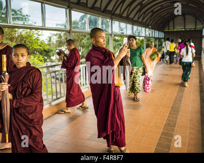 Yangon, Yangon Division, Myanmar. 21. Oktober 2015. 21. Oktober 2015 - YANGON, MYANMAR: buddhistischen Novizen in einer Fußgängerbrücke, die Strand Road in der Nähe der Dallah überquert ferry Pier in Yangon. Foto von JACK KURTZ Credit: Jack Kurtz/ZUMA Draht/Alamy Live-Nachrichten Stockfoto