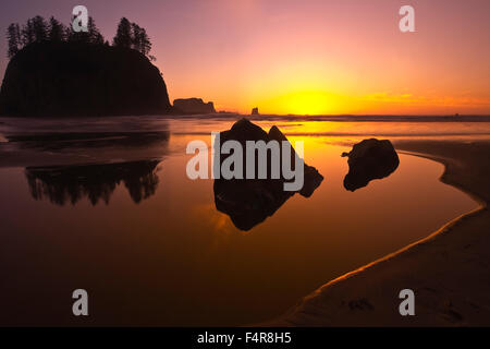 Zweiten Strand, Olympic Nationalpark Olympic Peninsula, Ozean, Wasser, Heuhaufen, Gabeln, Sonnenuntergang, Stockfoto