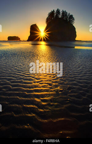 Zweiten Strand, Olympic Nationalpark Olympic Peninsula, Ozean, Wasser, Heuhaufen, Gabeln, Sonnenuntergang, Stockfoto