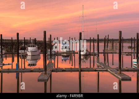 USA, USA, Amerika, Oregon, Pacific Northwest, Küste von Oregon, Bandon, Hafen, Boote, Sonnenuntergang, Dock, Küstenlandschaft, Stockfoto