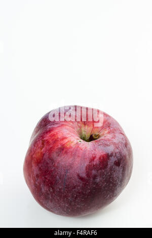 Frische rote und saftige Äpfel isoliert auf weiss. Stockfoto